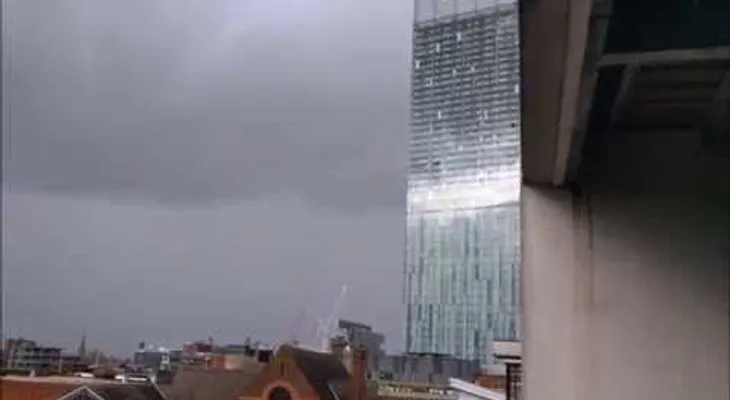 ¿Qué son esos sonidos diabólicos que emite este rascacielos en Manchester?