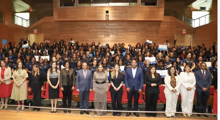 Más de 200 cuidadores se gradúan en Santo Domingo