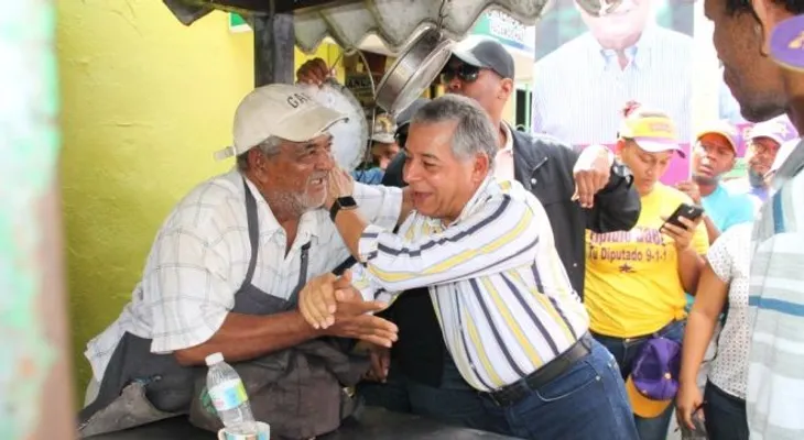 Roberto Salcedo recorre diversas calles del sector Simón Bolívar