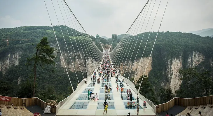 China cierra el puente con piso de cristal más largo y alto del mundo