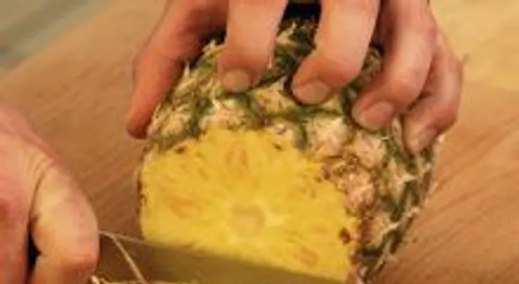 Cuando descubra lo que la PIÑA le hace a tus senos, nunca dejarás de consumirla 