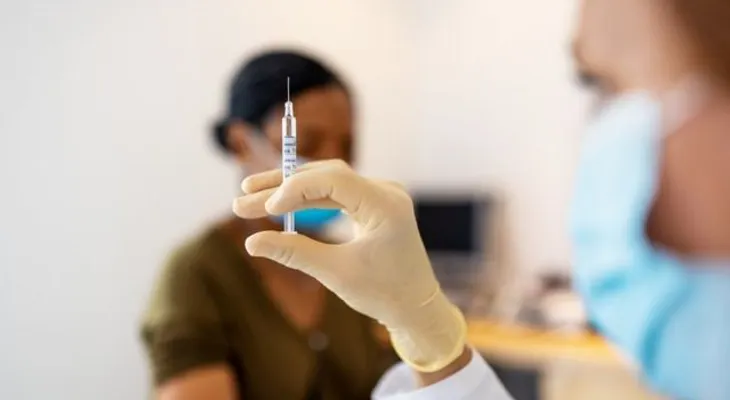 La vacuna contra la covid reduce la transmisión del virus, según un estudio