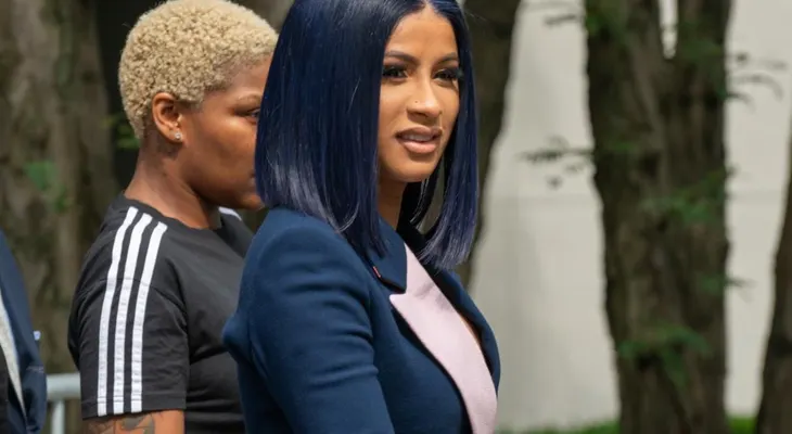 Cardi B se declara inocente de 14 cargos de agresión