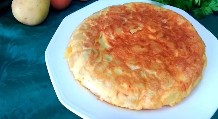 Ella frió las patatas y batió los huevos. ¡El desayuno le encantó a toda su familia!