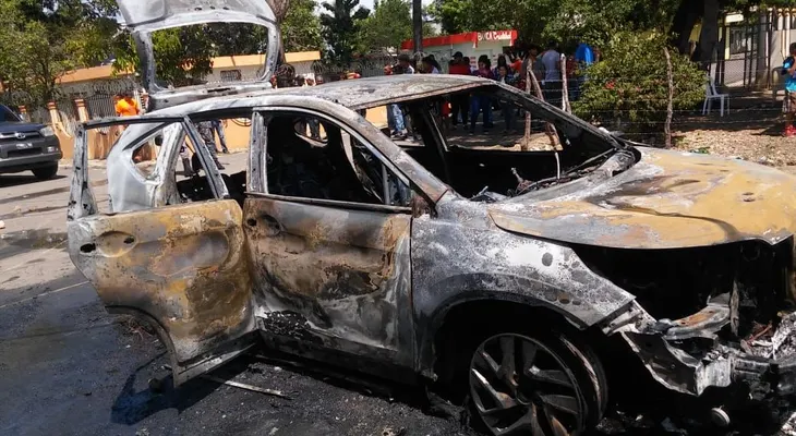 Tres heridos al incendiarse vehículo, tras discusión en centro votación de Cotuí