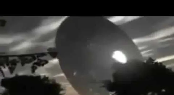 "Día de la Independencia": Enorme ovni aterroriza a un pueblo malasio (VIDEO)
