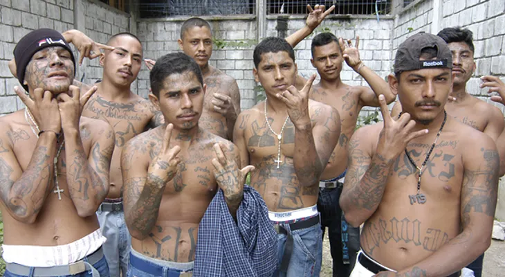 En El Salvador apresan sacerdote relacionado con pandillas 