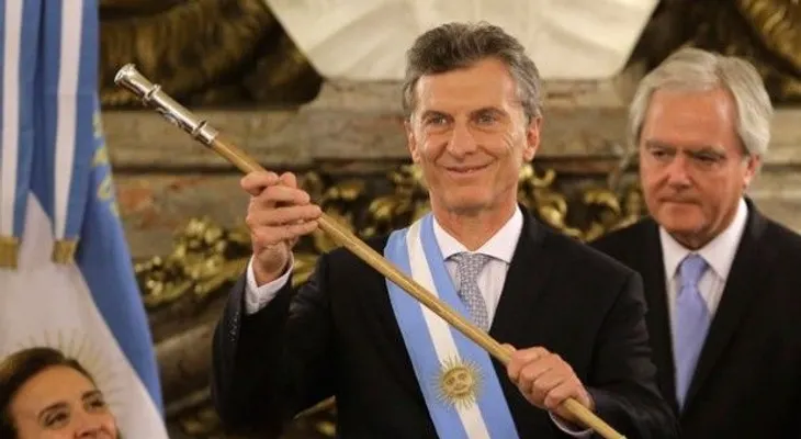 Macri reconoce retos; jura como Presidente