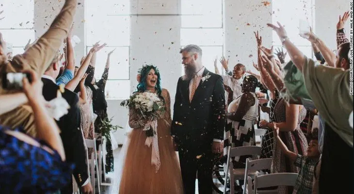 Prometida paralizada tras accidente sorprende al caminar y bailar durante su boda