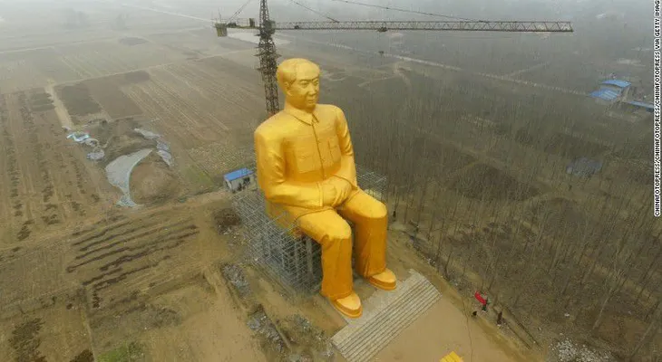China derriba la gigantesca estatua dorada de Mao