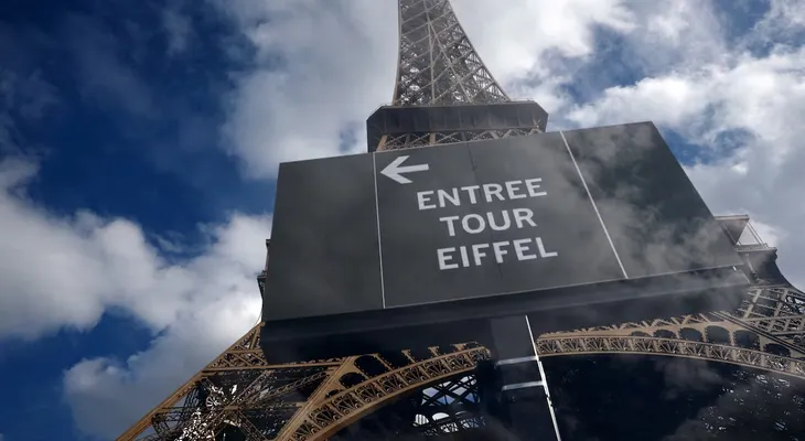 Cierre de la Torre Eiffel por huelga tras denuncias de discriminación contra empleadas durante visita de delegación hindú