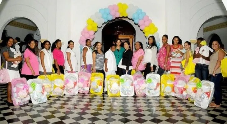 Esposas de oficiales de la Armada imparten charla sobre cuidado materno infantil