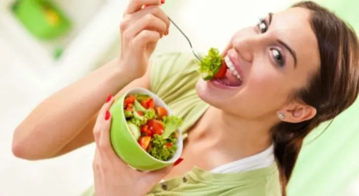 8 beneficios de comer alimentos crudos