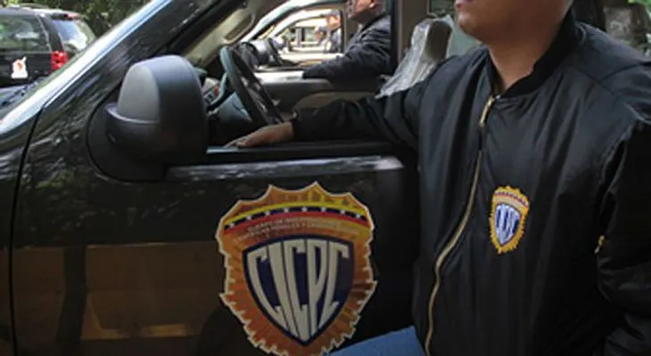 Mujer fingía embarazo para atracar