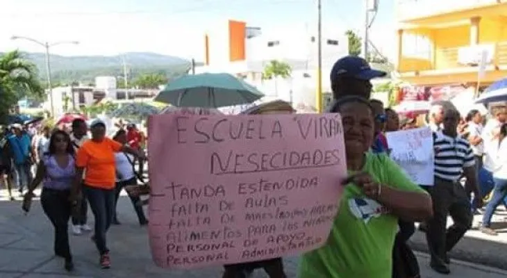 Cartelón con faltas ortográficas se convierte en "comidilla" durante marcha de profesores 