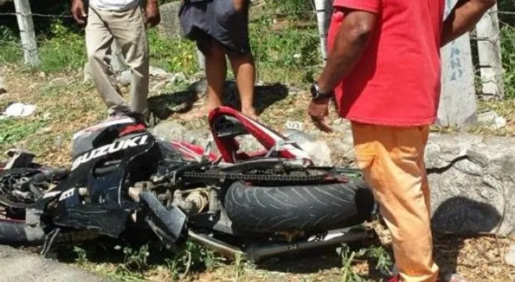 Dos jóvenes mueren al chotar motocicleta con camión en Santiago