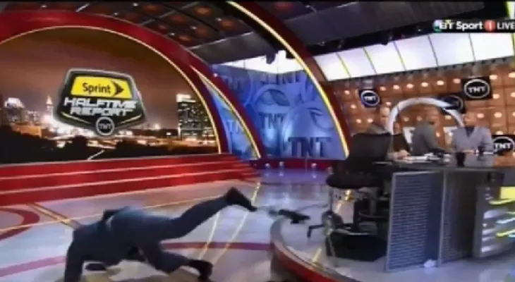 Video: Shaquille O neal cae durante un programa de TV en vivo
