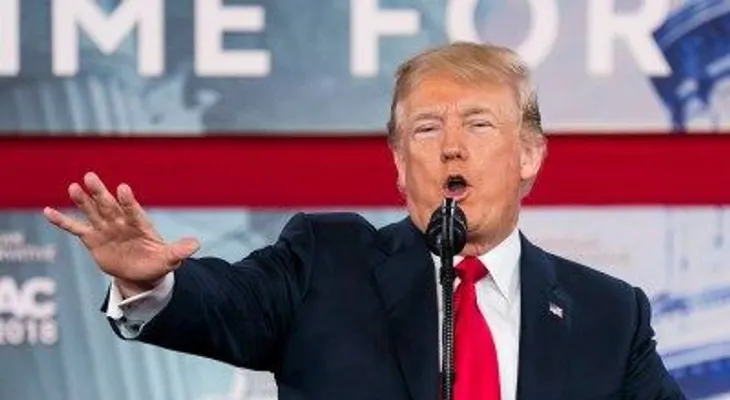 Trump dice que necesitas presentar tu identificación para ir al supermercado. Pero no es así