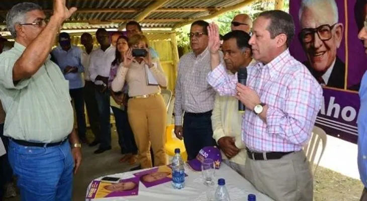 Reinaldo juramenta decenas de perredeistas en el PLD