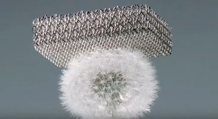 Presentan el revolucionario metal más liviano del mundo (VIDEO)