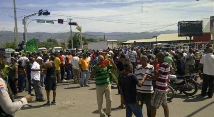 Rogelio Cruz y comunitarios de Jacagua paralizan tránsito  