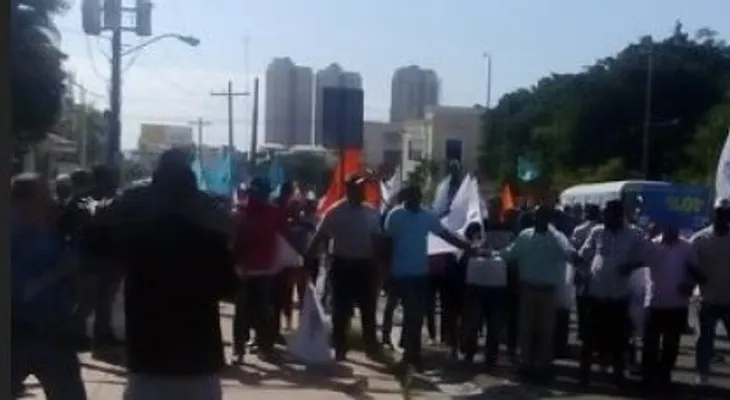Profesores UASD marchan hacia el Palacio en demanda de aumento