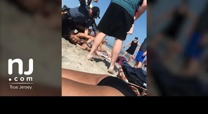 Investigan policía que golpeó una chica en playa de Nueva Jersey
