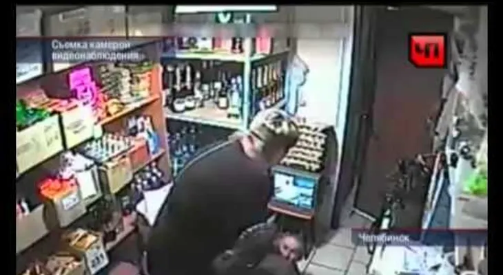 No te metas con las rusas: una dependienta tumba a golpes a un boxeador