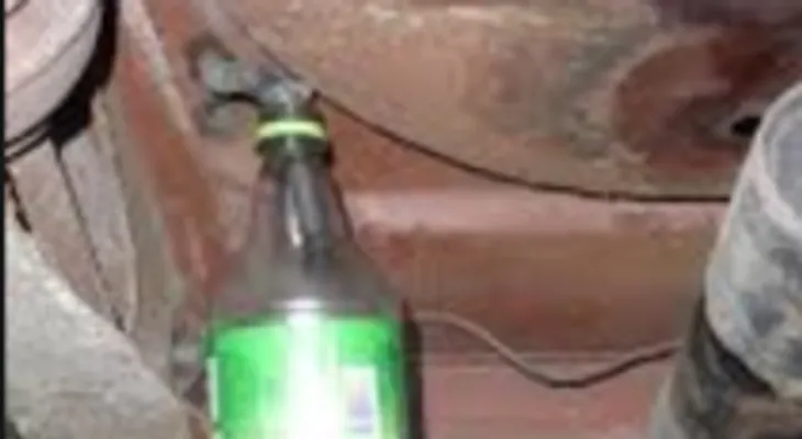 Muere niño luego que tomará gasolina que encontró en botella de refresco