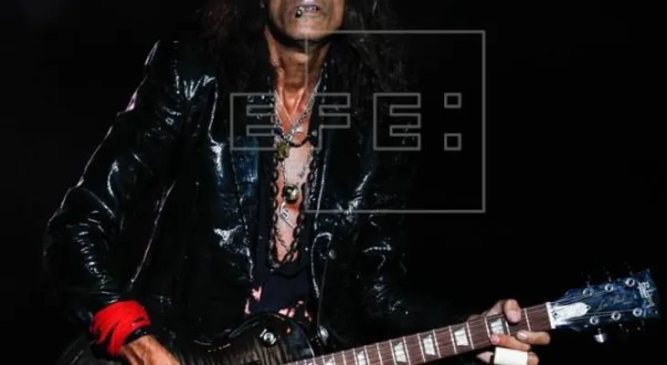 El guitarrista de Aerosmith, hospitalizado tras caerse en un concierto