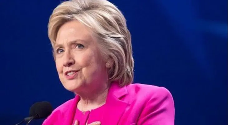 FBI revela que Clinton usó un martillo para deshacerse de móviles con correos