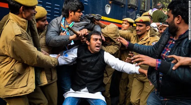 Protestas violentas en la India amenazan con dejar a 10.000 personas sin agua