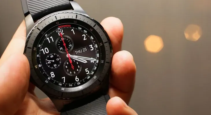 Sansung lanza su nuevo reloj inteligente, el Gear S3, circular y en acero