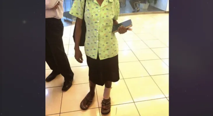 Sacan señora de Ágora Mall por su vestimenta