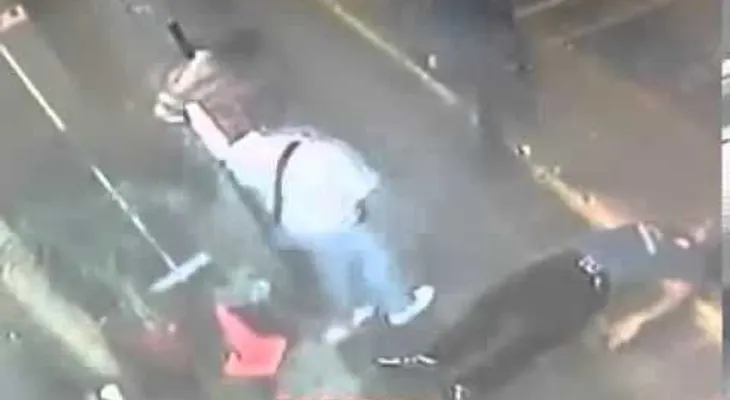 QUE CRUEL Captado en video como un niño prende en fuego a un perro