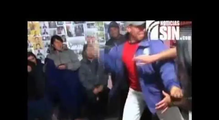 Toda una familia castiga a latigazos a joven de 19 años (Video)