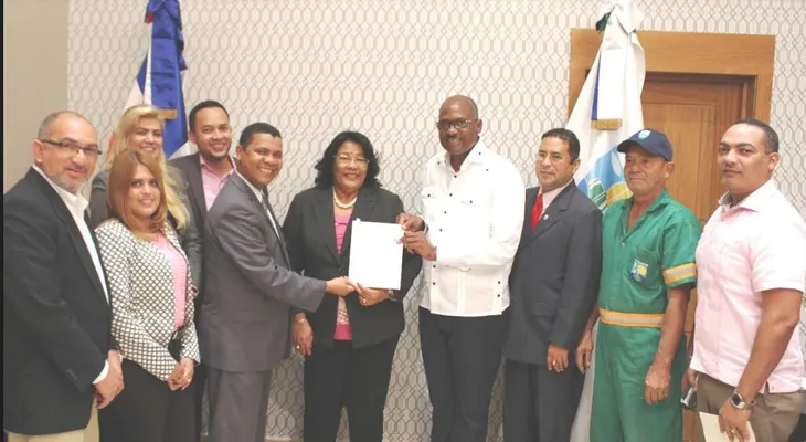 Alcaldía SDE entrega regalía pascual con recursos propios