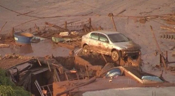 Estalla presa en sureste de Brasil; agua sumerge viviendas y vehículos