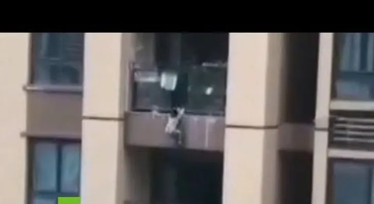 Milagrosa y espectacular atrapada de un niño que cayó desde un sexto piso