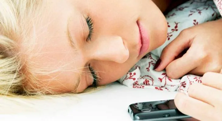 Esta es la razón por la que NUNCA debes dormir con tu celular