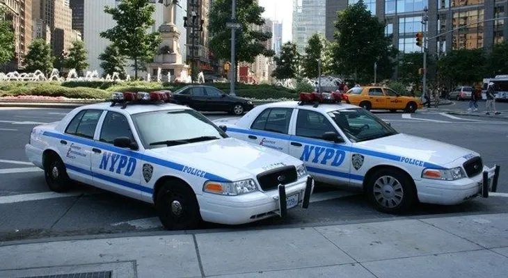 Policía de NY persigue hombre fue captado robando en edificio de Brooklyn