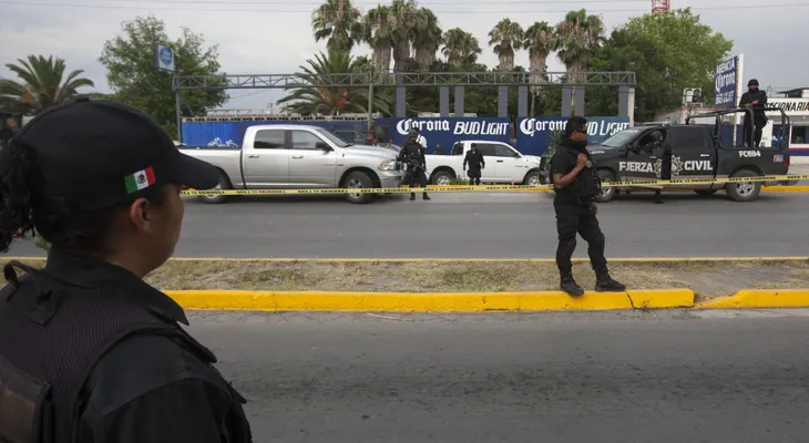 Encuentran restos de 56 personas en fosa en Nuevo León, México