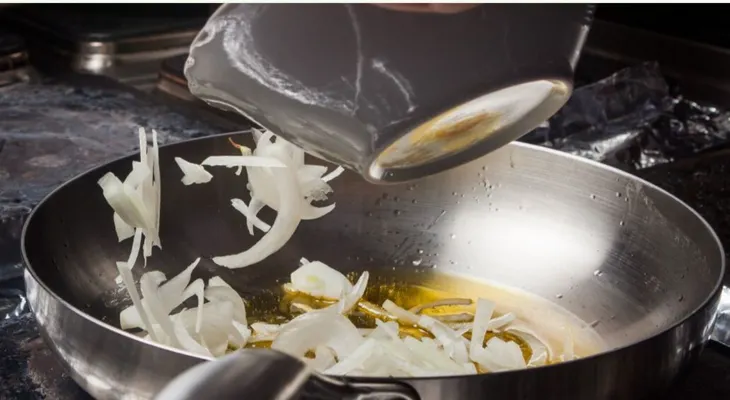 ¿Ajo o cebolla primero? El orden del sofrito cambia el sabor
