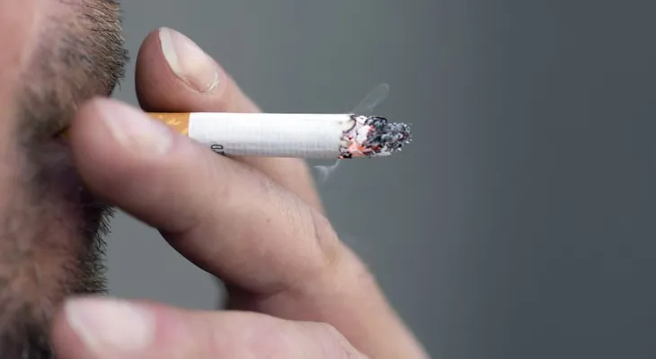 Paris sancionará con 75 dólares a quienes arrojen colillas de cigarrillos en las calles