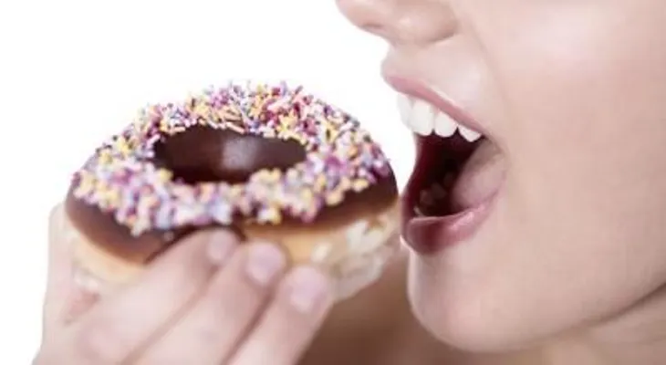 Descubren por qué dormir poco nos hace comer más y peor