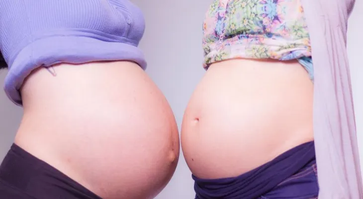 Un hombre embaraza a su novia y su suegra al mismo tiempo; será padre por partida doble