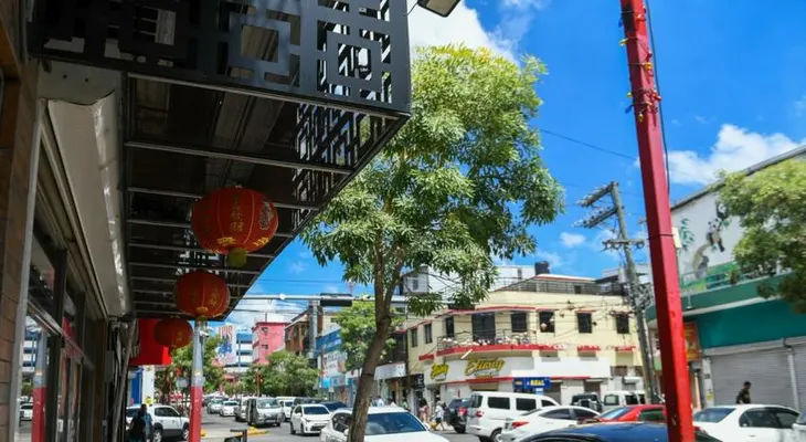Dominicanos y haitianos dominan el empleo en las tiendas chinas del Barrio Chino y la avenida Duarte