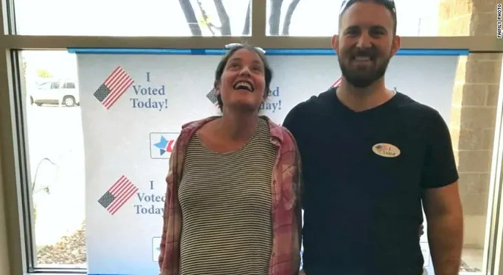 Mujer embarazada de Colorado vota en camino a dar a luz