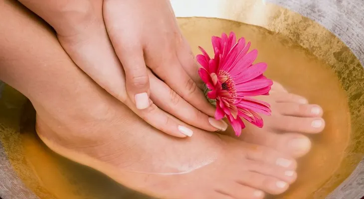 Video: Remedios caseros para los pies hinchados 