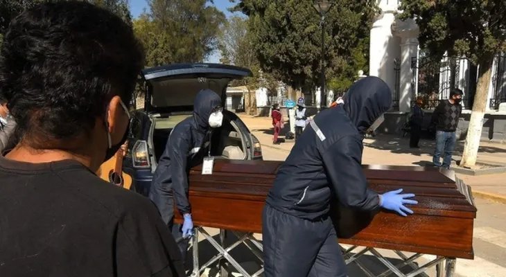 Una región boliviana está obligada a vivir con muertos, al colapsar un cementerio
